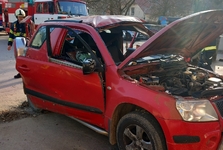 V Kuřimi vybouchlo auto na LPG, exploze poškodila pět okolních vozidel