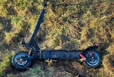 Na silnici u Veverské Bítýšky vzplála elektrokoloběžka, podle hasičů kvůli technické závadě