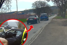 Zakázali mu řídit, on si ale v Kuřimi půjčil auto od kamaráda. Na hlídku narazil po pár metrech
